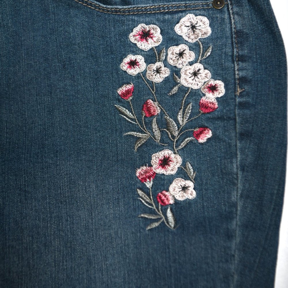 Liz Claiborne Embroidered Jeans Tapered Leg Cotton Blend Women's Size 14 - Picture 2 of 9
